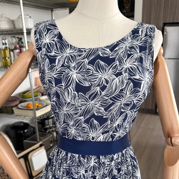 Romantic Vineyard Vines Elegant Blue Floral Maxi Dress - Picture 5 of 12